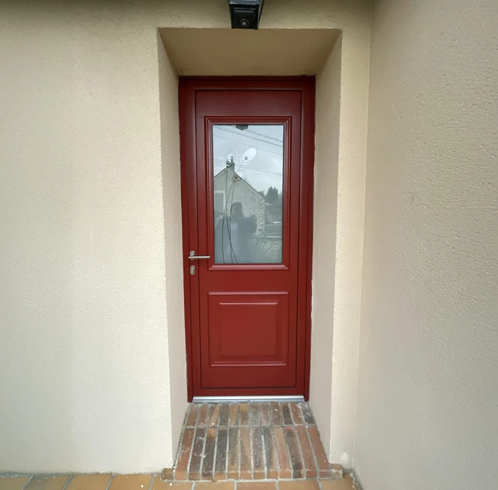 Façade extérieure d'habitation avec porte d'entrée neuve installée