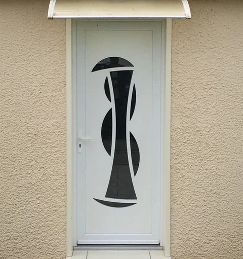 Porte d'entrée moderne avec motif décoratif géométrique noir sur panneau blanc