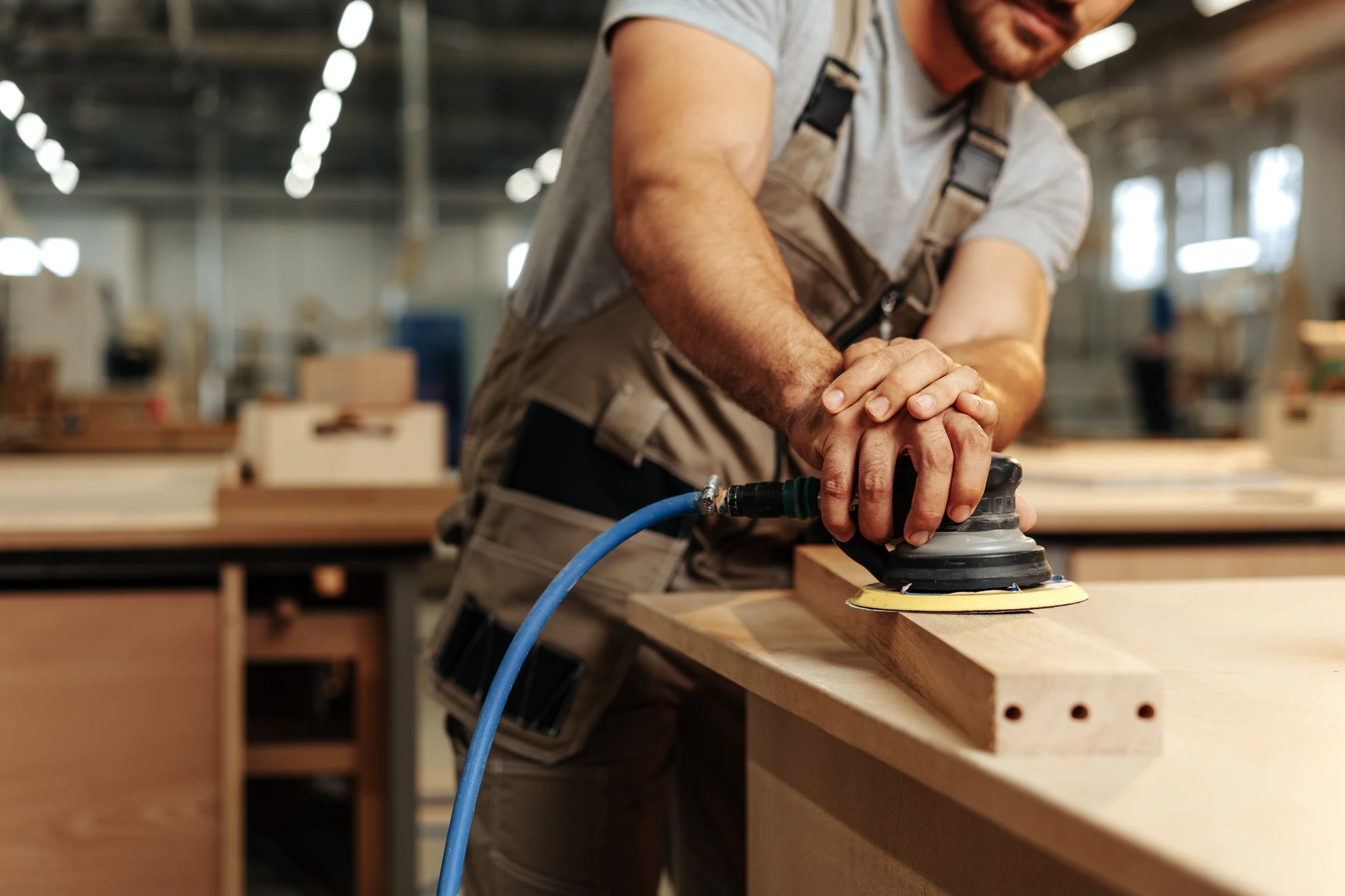 Designer industriel d&eacute;veloppant des concepts de mobilier contemporain dans un atelier de cr&eacute;ation