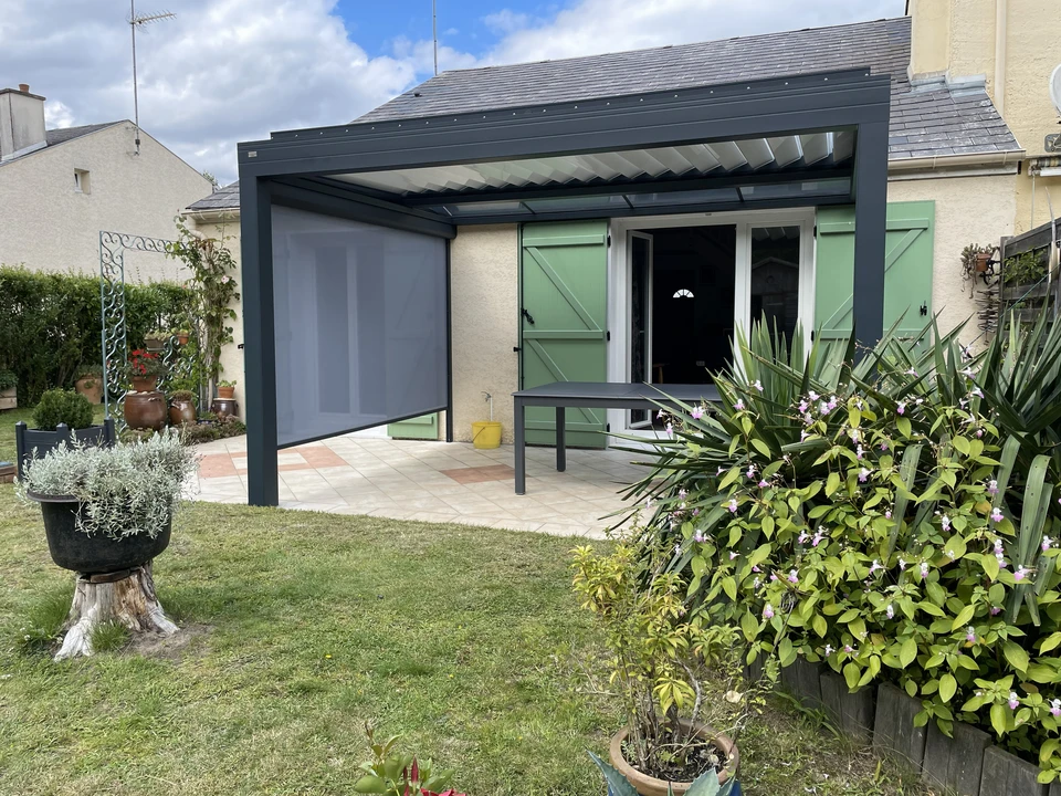 Un artisan travaille sur une structure en bois utilisant un outil pneumatique ou électrique de précision