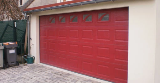 Extérieur résidentiel avec portail coulissant automatique bordeaux installé devant maison contemporaine aux volets assortis