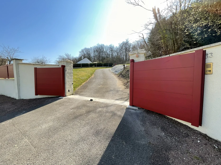 Intérieur résidentiel avec porte-fenêtre double battant en bois ouvrant sur terrasse