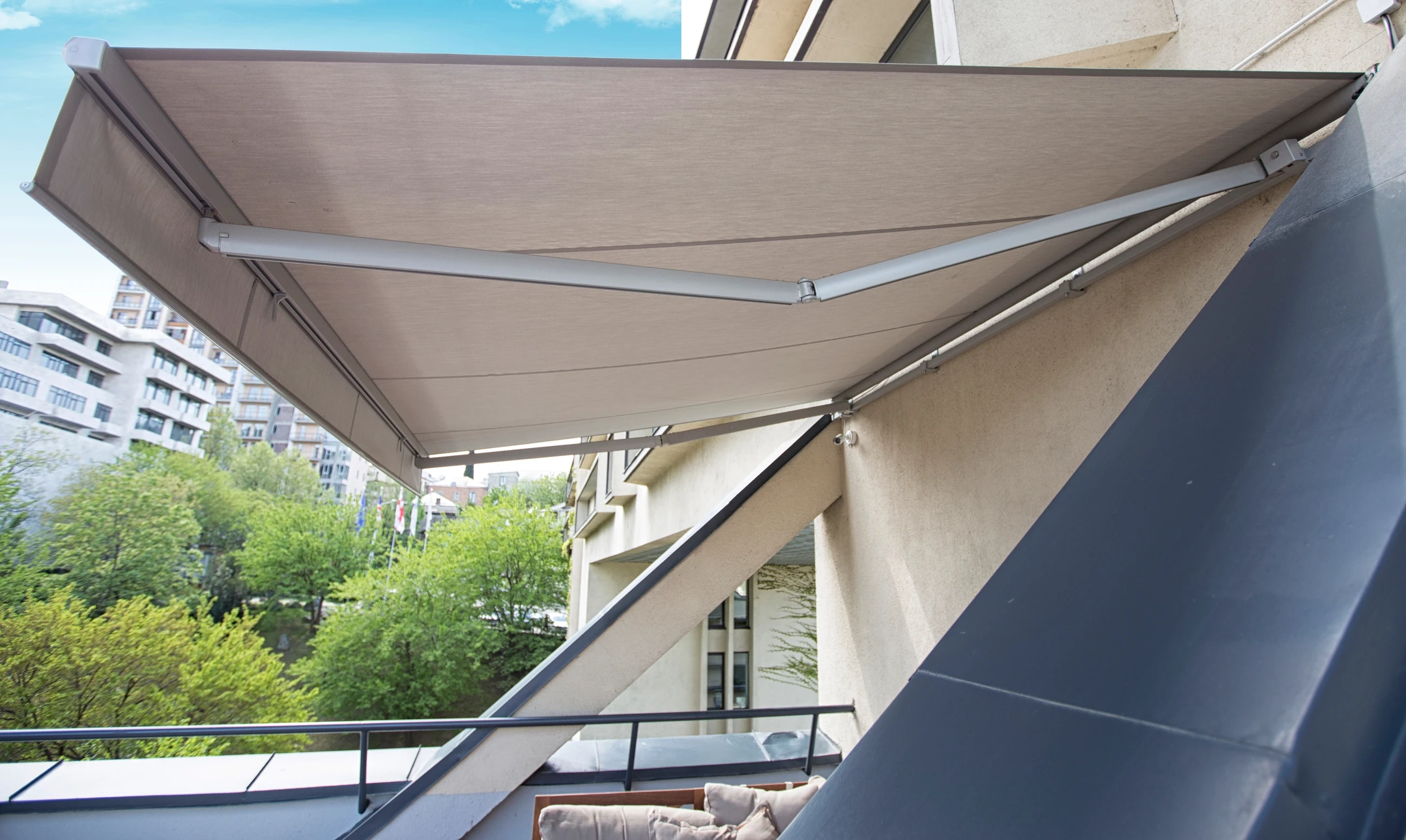 Poser la moustiquaire et la laisser sécher par une couche de moustiquaire lors de l'installation de l'intérieur d'une nouvelle maison