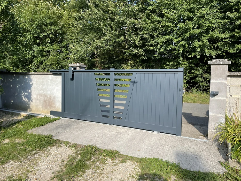Entrée extérieure d'une maison contemporaine avec porte d'entrée moderne en aluminium anthracite