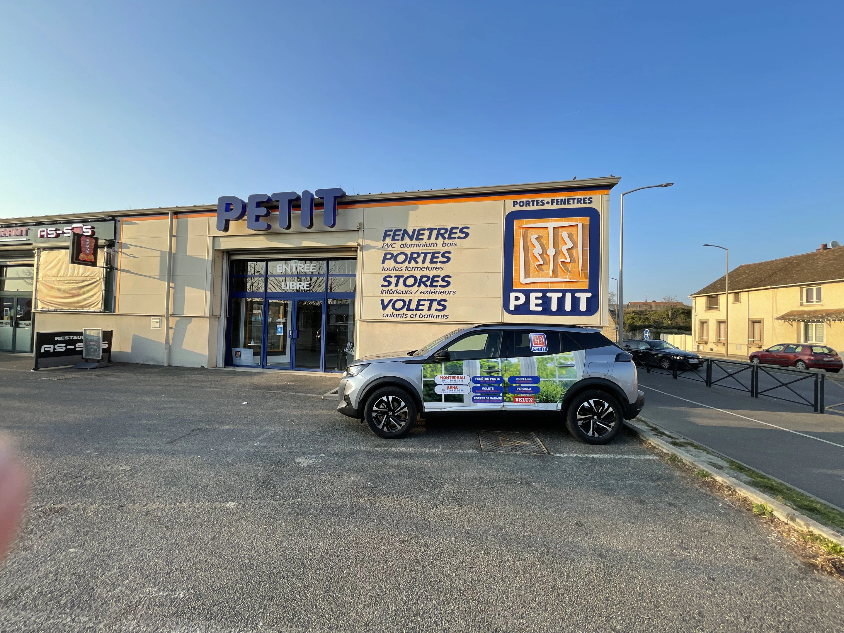 Atelier de menuiserie moderne avec deux femmes artisanes