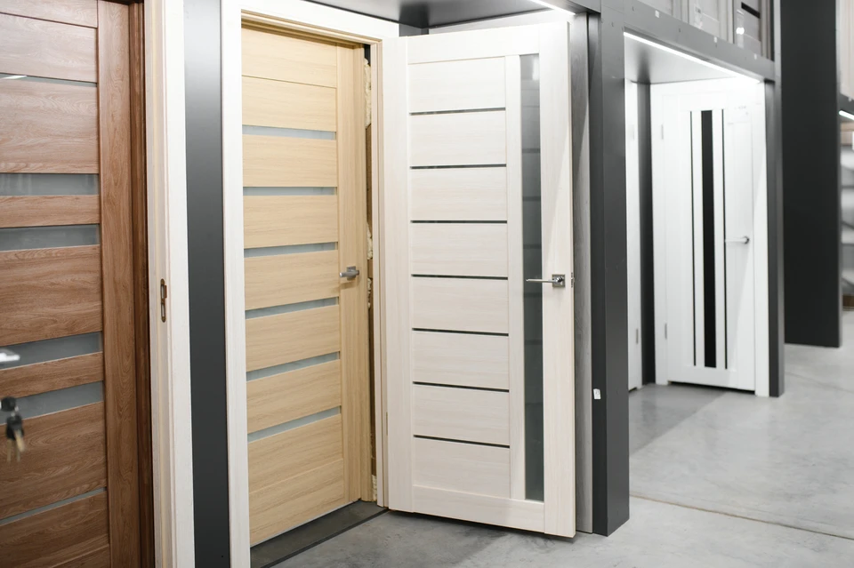 Travailleur avec tournevis réparant la porte à la maison